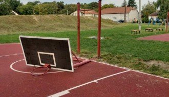 Slomljena konstrukcija koša na igralištu kod Nirvane