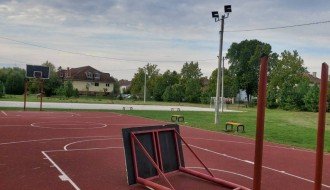 Slomljena konstrukcija koša na igralištu kod Nirvane