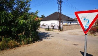 Zapuštena kuća, neprohodan trotoar, nepregledna i nebezbedna raskrsnica (Mohačka ulica)