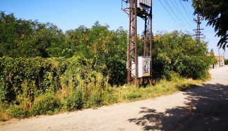 Zapuštena kuća, neprohodan trotoar, nepregledna i nebezbedna raskrsnica (Mohačka ulica)