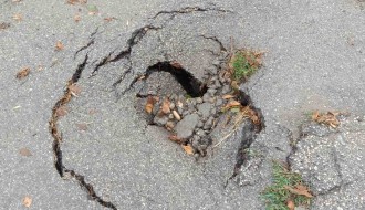 Rupa na putu na uglu Praške i Stipe Grgića