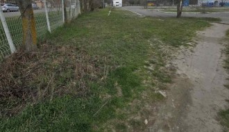 Zarastao trotoar iza Medicinske škole