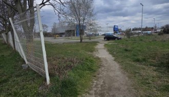 Zarastao trotoar iza Medicinske škole