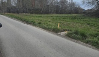 Zarastao trotoar iza Medicinske škole