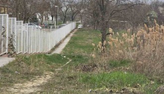 Zarastao trotoar iza Medicinske škole