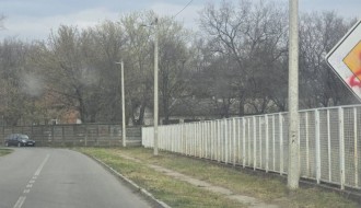 Zarastao trotoar iza Medicinske škole