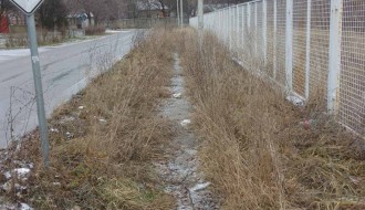 Zarastao trotoar iza Medicinske škole