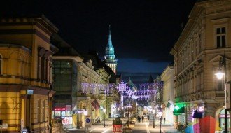 Praznične dekoracije na nekoliko lokacija ima mnogo, na mnogo nema uopšte