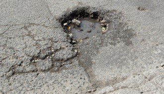 Veća udarna rupa u ulici Jovana Mikića