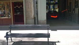 Klupa delimično zaklanja ulaz u prolaz (Štrosmajerova ulica)