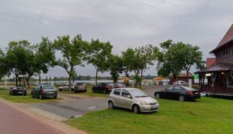 Parkiranje uz obalu jezera, na travi