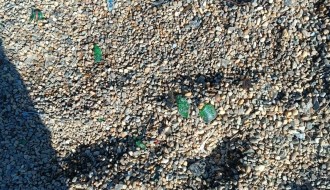 Polomljeno staklo na dečjem igralištu - Kresko naselje, Leskovačka ulica