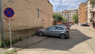 Nepropisno parkiranje iza zgrade u Kumičićevoj ulici