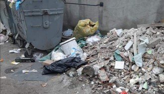 Šut pored komunalnih kontejnera