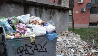 Šut pored komunalnih kontejnera