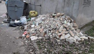 Šut pored komunalnih kontejnera