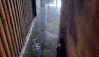 Podrum zgrade na Karađorđevom putu opet pliva u žabokrečini