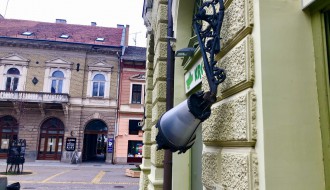 Kandelaber i turistički putokazi