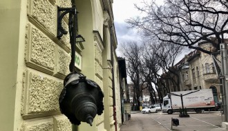 Kandelaber i turistički putokazi