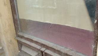 Zapuštena zgrada i izlozi