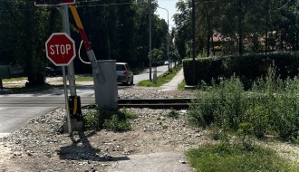 Pešački put za školarce i pešake kod željezničkog prelaza na Paliću