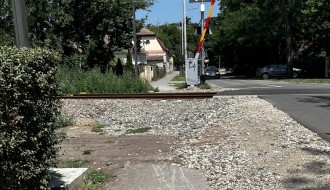 Pešački put za školarce i pešake kod željezničkog prelaza na Paliću