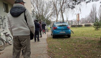 Bahato parkiranje ispred ulaza u Poštu 5