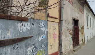 Padaju cigle i crepovi na pešake - Maksima Gorkog 28