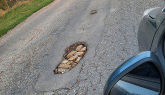 Rupe na putu na deonici Stari Žednik-Đurđin