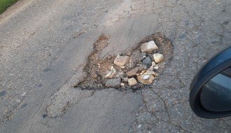 Rupe na putu na deonici Stari Žednik-Đurđin