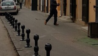 Krađa stubića ispred zgrade Trg Cara Jovana Nenada 11