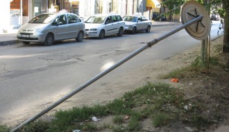Saobraćajno, ali i ogledalo očiglednog nemara (Ul. Braće Majer)
