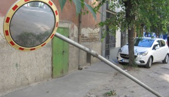 Saobraćajno, ali i ogledalo očiglednog nemara (Ul. Braće Majer)