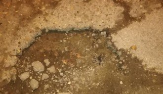 Rupe u Vinodolskoj ulici, ispred ulaza u groblje