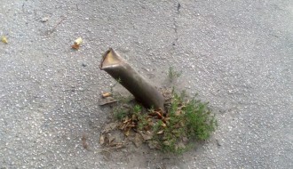 Opasan šiljak na trotoaru