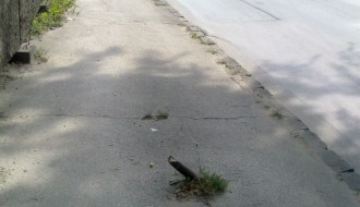 Opasan šiljak na trotoaru