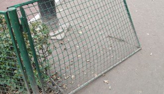 Polomljena kapija kod dečijeg igrališta u centru