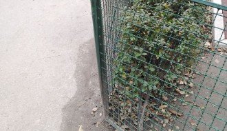 Polomljena kapija kod dečijeg igrališta u centru