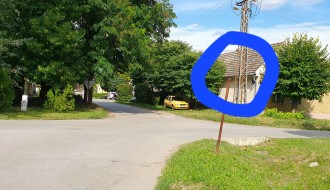 Opasnost zbog saobraćajnih znakova (raskrsnica ulica Stevana Filipovića i Augusta Cesarca)