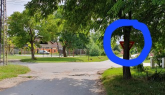 Opasnost zbog saobraćajnih znakova (raskrsnica ulica Stevana Filipovića i Augusta Cesarca)