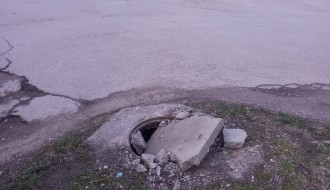 Fali poklopac za šaht, ugao Ivana Antunovića i Vladimira Gortana