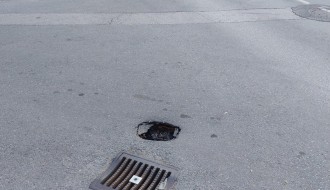 Udarna rupa na uglu Kumičićeve i Viške ulice