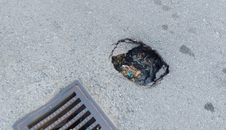 Udarna rupa na uglu Kumičićeve i Viške ulice