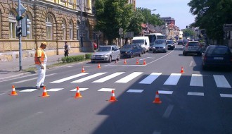 Farbanje pešackih prelaza u toku dana kada je najveća guzva