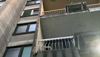 Otpadaju delovi fasade ispred zgrade u Šenoinoj broj 7