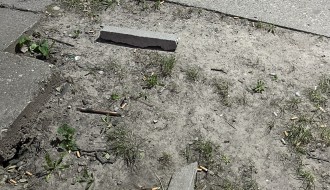 Otpadaju delovi fasade ispred zgrade u Šenoinoj broj 7