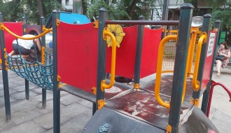 Oprez - oštećenje na igralištu kod Maksija u centru