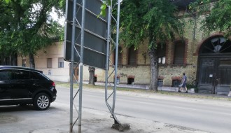 Oštećen saobraćajni znak na Somborskom putu