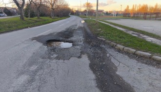 Krater kod „Bratstva“, na liniji gradskog prevoza, u blizini prostora gde se često kreću deca.