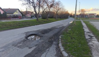 Krater kod „Bratstva“, na liniji gradskog prevoza, u blizini prostora gde se često kreću deca.